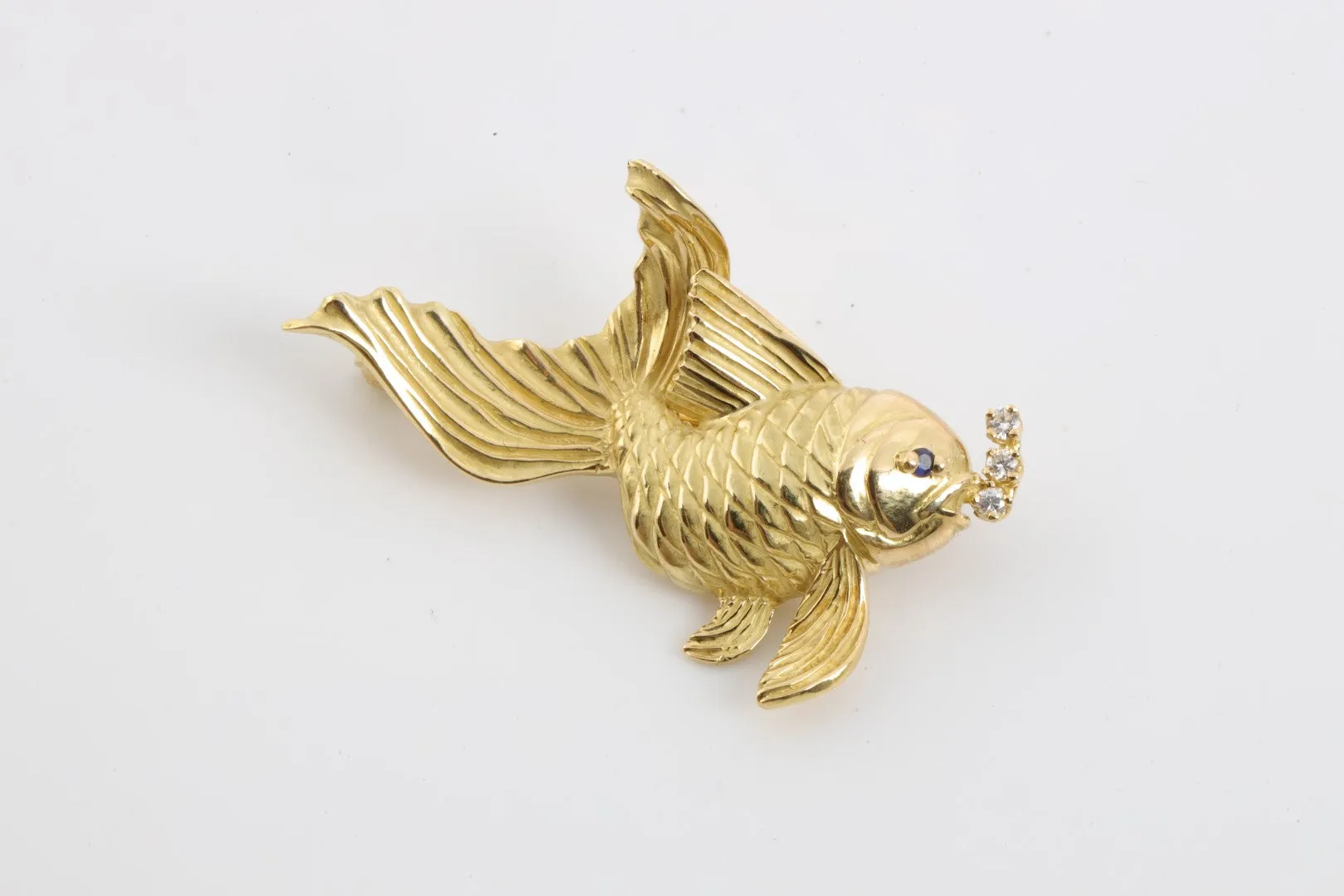 18k Yellow Gold Fish Brooch with 0.01tcw Sapphire and 0.04tcw Diamonds (9.42g.)